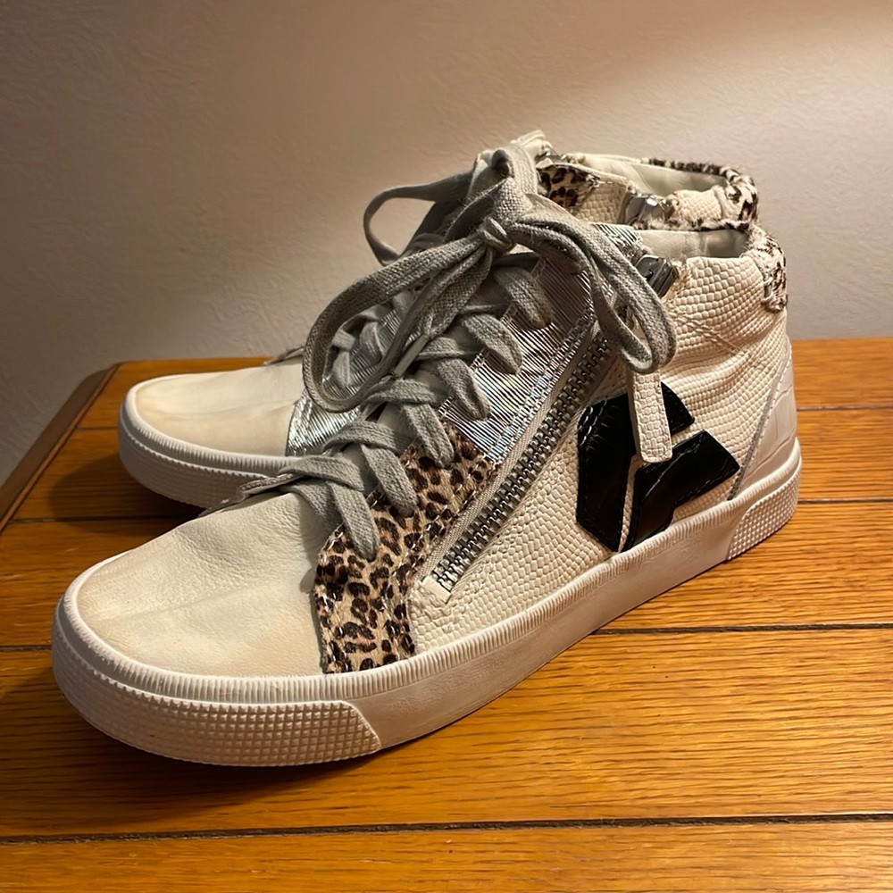 Women’s 8.5 tennis shoe